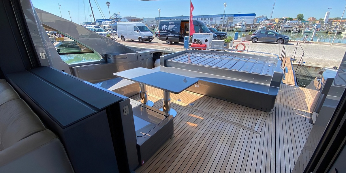 Продается моторная яхта PERSHING 8X 2022г.